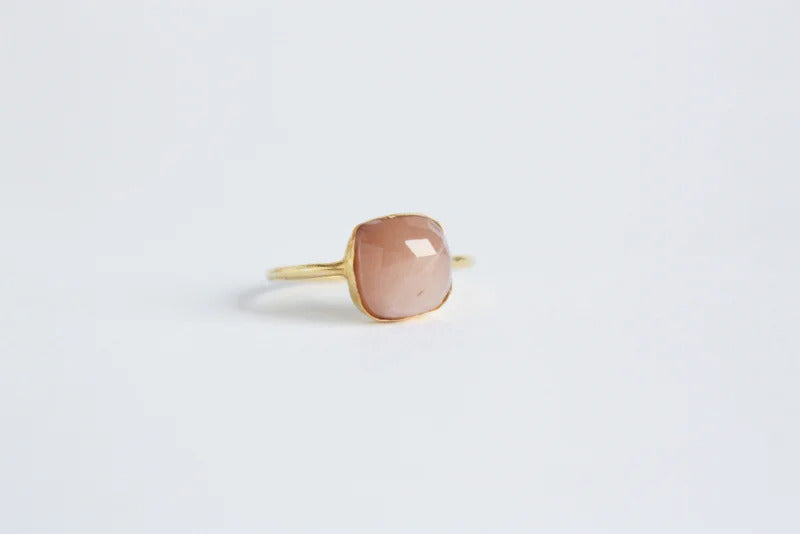 Perzik maansteen ring