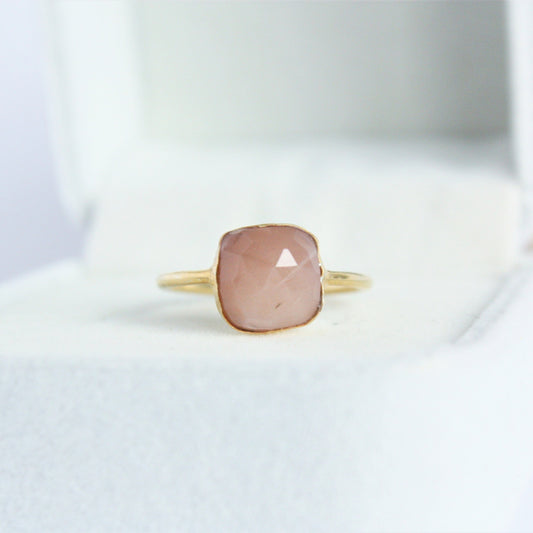 Perzik maansteen ring