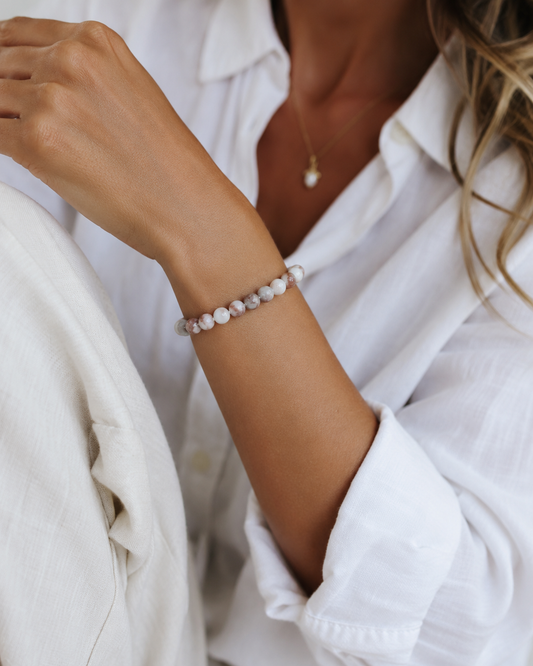 Bloedspin Jaspis edelstenen armband met natuurlijke kralen in grijze, witte en roodbruine tinten. Symbolisch voor familie, verbinding en harmonie.